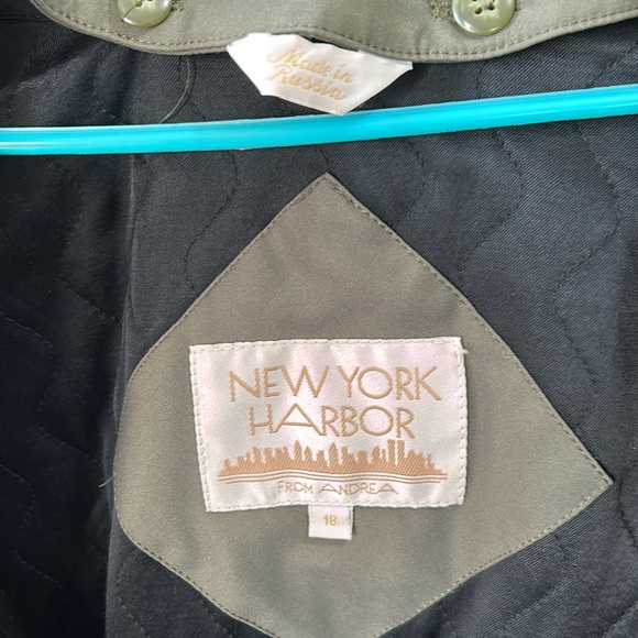 Long impermeable jacket. - Picture 3 of 7